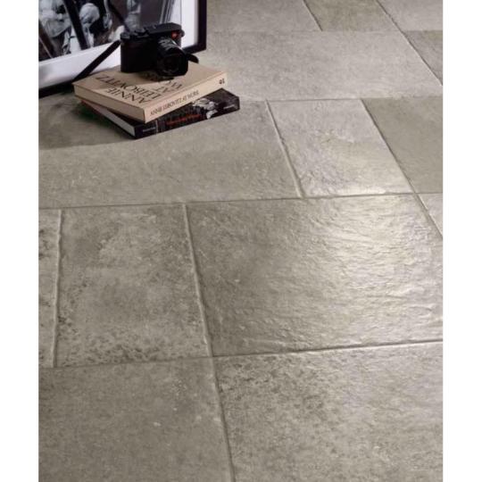 szurke szinu burkolat padlolap csempe jarolap ko hatasu 40x40 mediterran stilusu country vintage fagyallo felujitas nappali haloszoba balaton nyaralo konyha marvany meszko hatasu szurke bezs.JPG